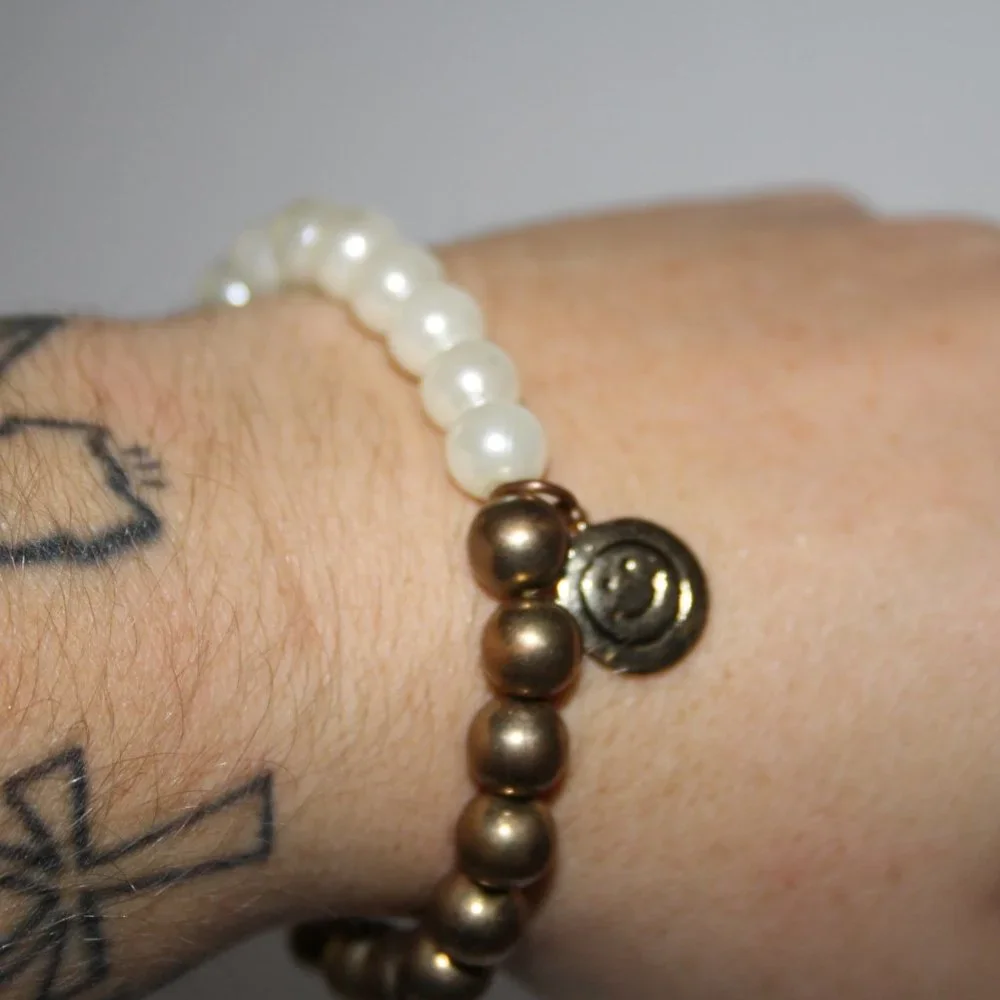 😊 Gold & Faux Pearl Smiley Face Charm Bracelet · 7